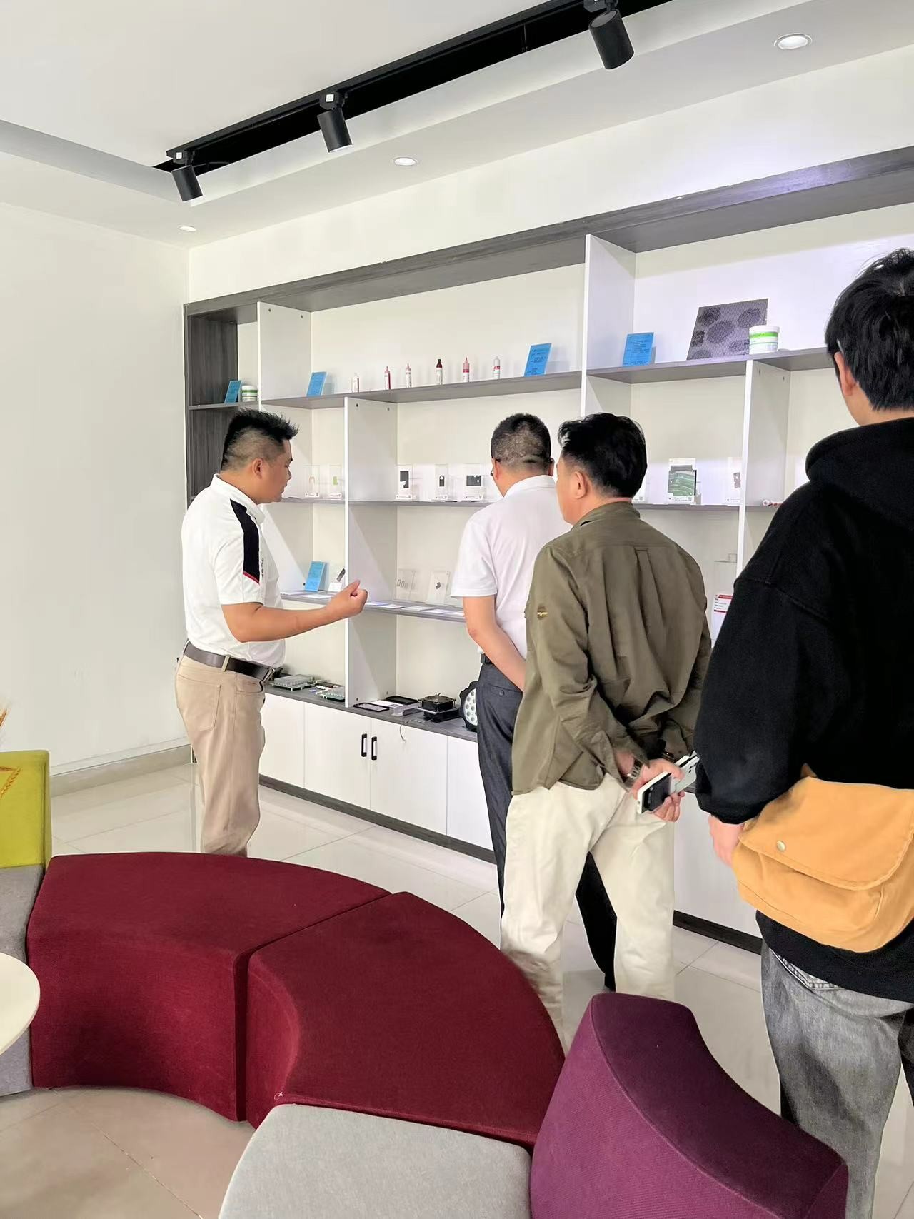 【華思資訊】熱烈歡迎遠(yuǎn)道而來的伙伴們來到公司參觀考察